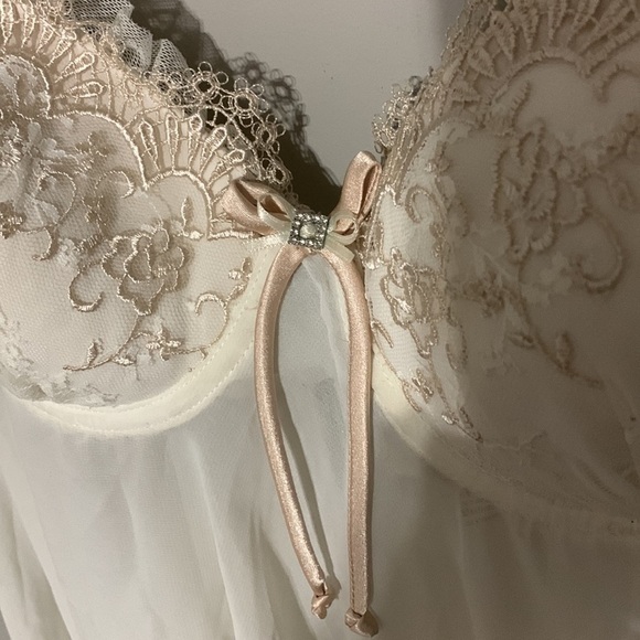 Vintage In Bloom by Jonquil cream sheer nighty w/ padded underwire bra attached - Picture 5 of 8